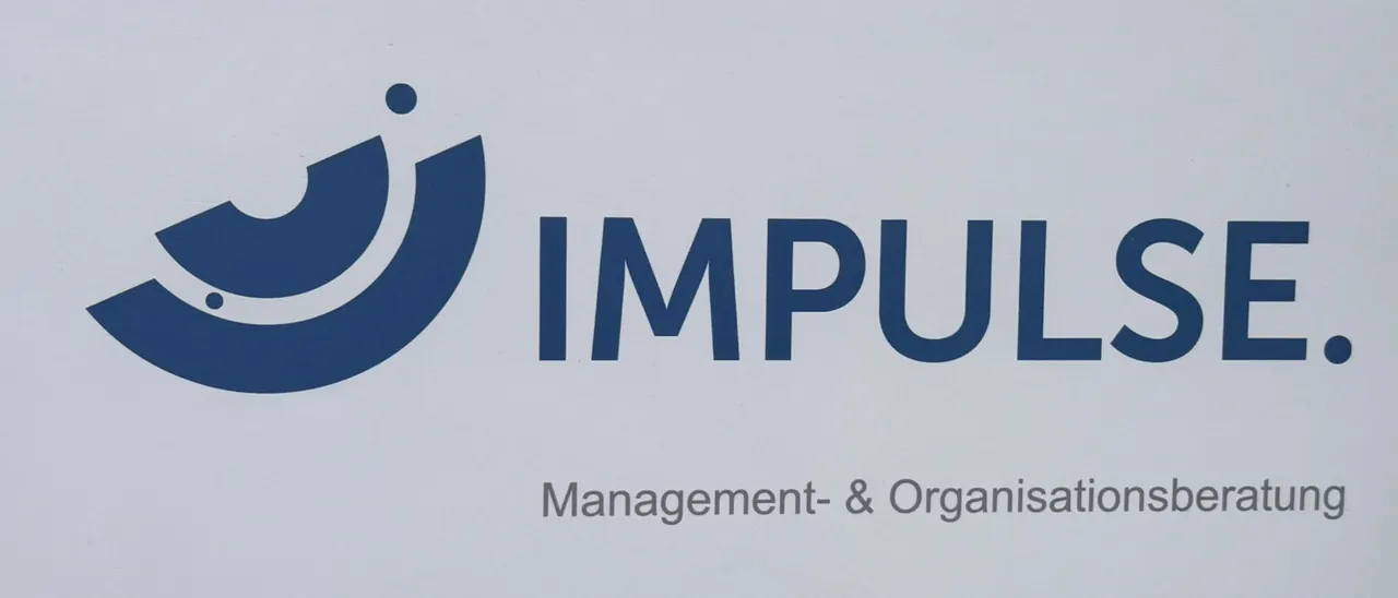 Türschild von IMPULSE an der Geschäftsstelle am Bischofsplatz 1 in Bonn